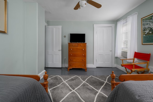 bedroom with baseboards and a ceiling fan