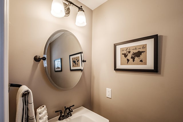 bathroom featuring a sink