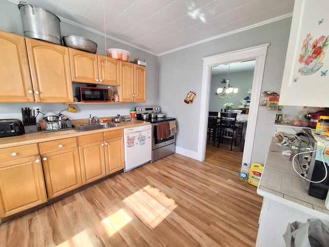 kitchen featuring electric range, a sink, light wood-style floors, ornamental molding, and dishwasher