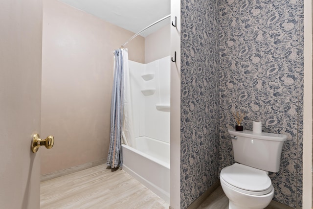 full bathroom featuring toilet, shower / tub combo with curtain, baseboards, and wood finished floors