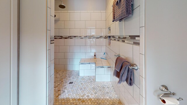 bathroom featuring a tile shower