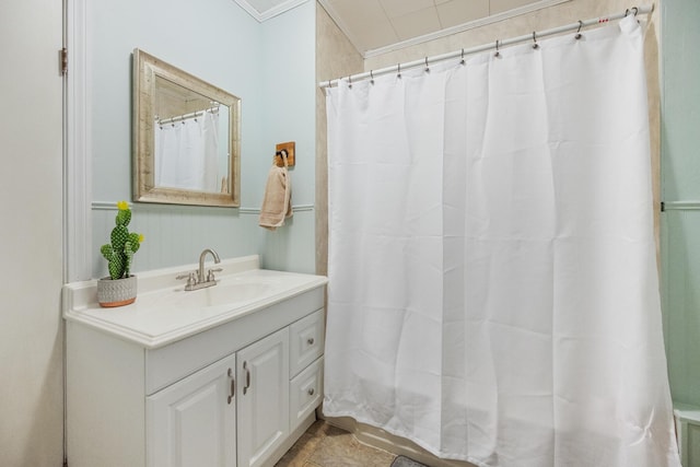 full bathroom with curtained shower and vanity