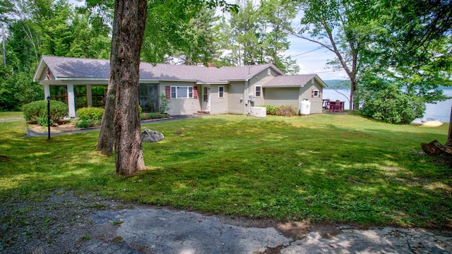 ranch-style home with a front yard