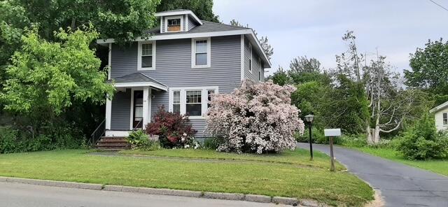 traditional style home featuring a front yard