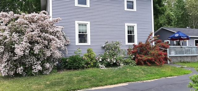 view of side of property featuring a lawn