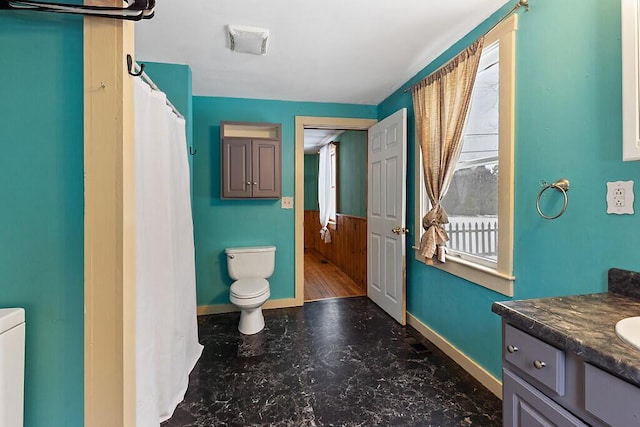 bathroom with toilet, visible vents, baseboards, and vanity