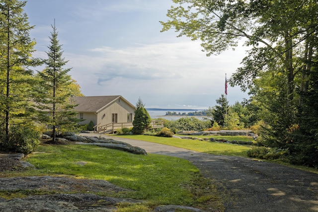 view of front facade with a front yard