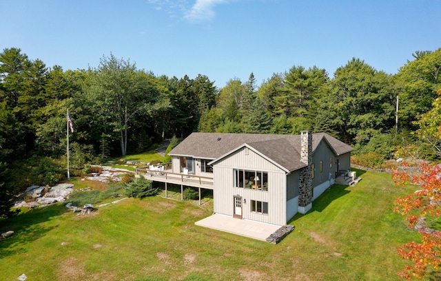 bird's eye view featuring a wooded view