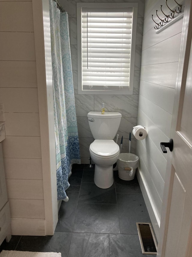 full bath featuring visible vents, toilet, and a shower with curtain