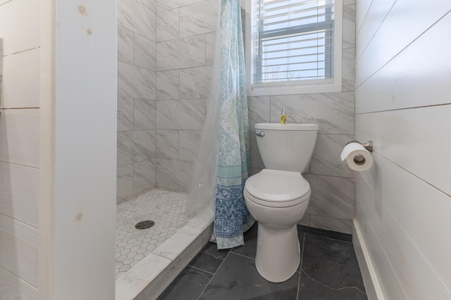 full bath featuring a shower stall and toilet