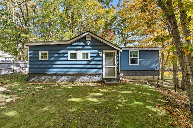 view of front of property featuring a front yard and fence