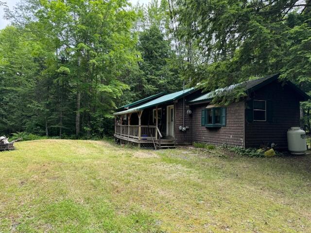 view of front of property featuring a front yard