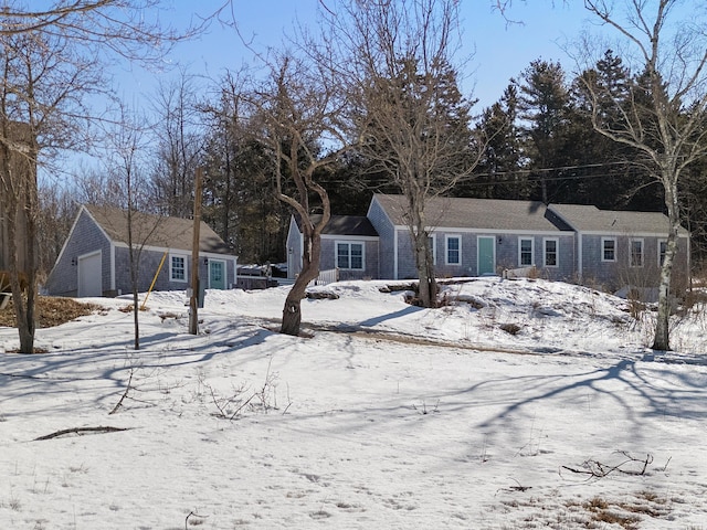 view of front of house featuring an outdoor structure