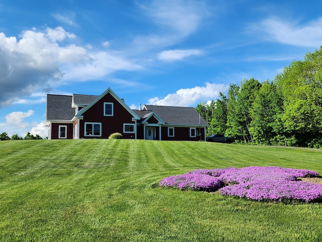 view of front of house featuring a front lawn