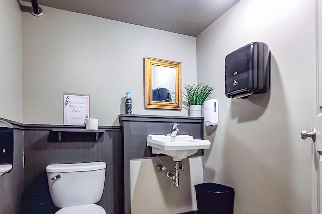 bathroom featuring a sink and toilet