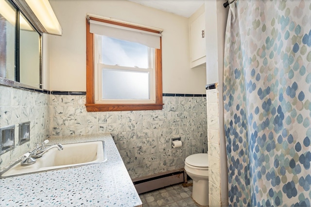 full bath with toilet, a baseboard heating unit, a shower with shower curtain, tile walls, and wainscoting