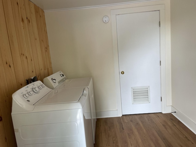 laundry area featuring visible vents, baseboards, laundry area, wood finished floors, and independent washer and dryer