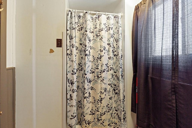 full bathroom featuring a shower with curtain