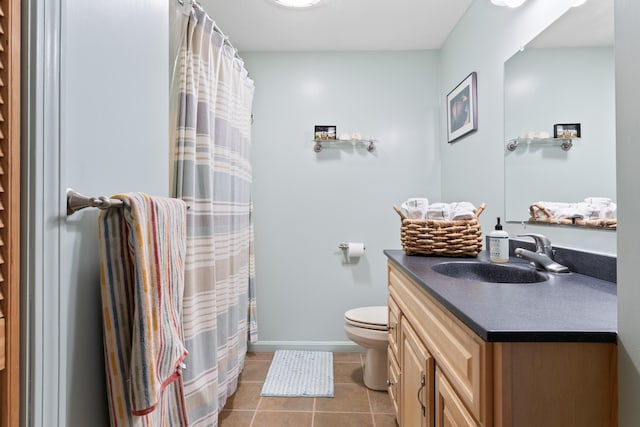 full bath featuring toilet, a shower with shower curtain, vanity, baseboards, and tile patterned floors