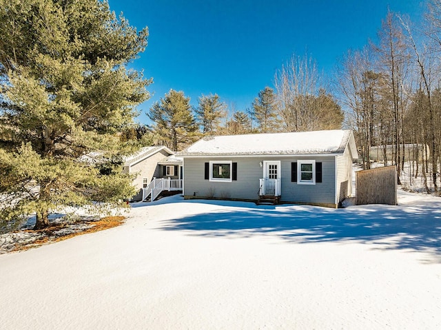 ranch-style home with driveway