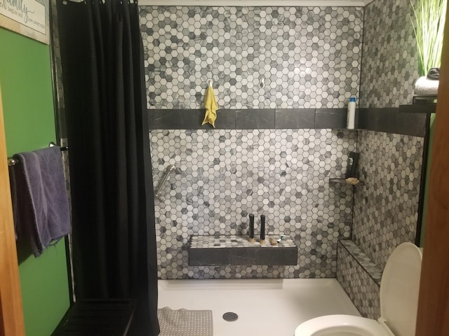 full bathroom with curtained shower and toilet