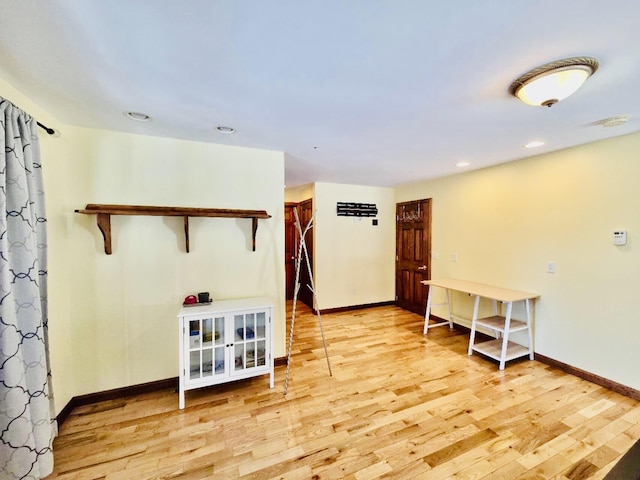 living area with recessed lighting, light wood-style flooring, and baseboards