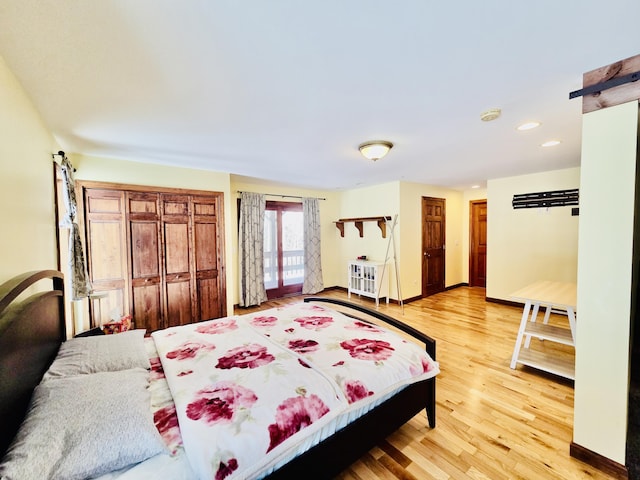 bedroom featuring light wood-style floors, recessed lighting, and baseboards