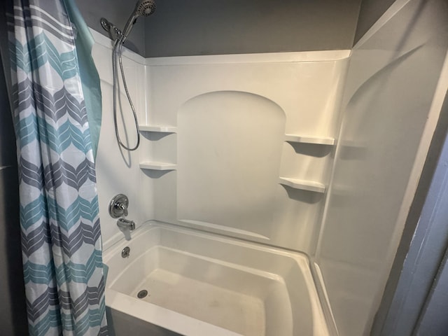 full bath with curtained shower