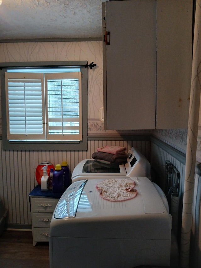 bedroom with washing machine and dryer, a textured ceiling, and dark wood-style flooring