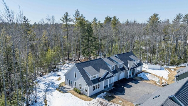 bird's eye view featuring a wooded view