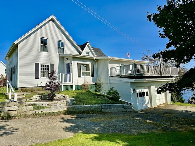 view of front of property featuring a garage and driveway