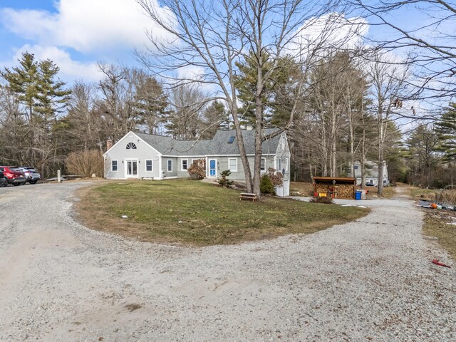 view of front of house featuring driveway and a front yard