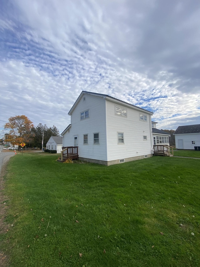 view of side of property featuring a lawn