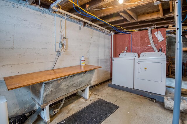 unfinished below grade area featuring washing machine and clothes dryer