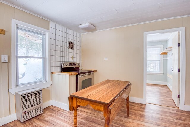 kitchen with ornamental molding, visible vents, stainless steel electric range oven, and light wood finished floors