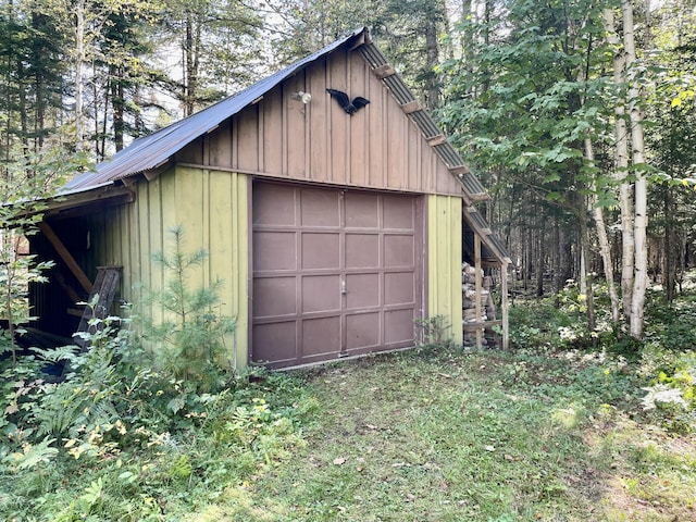 detached garage with driveway