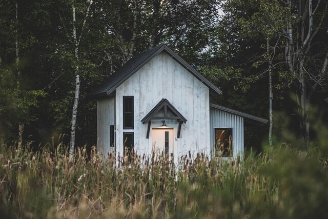 view of outbuilding featuring an outbuilding