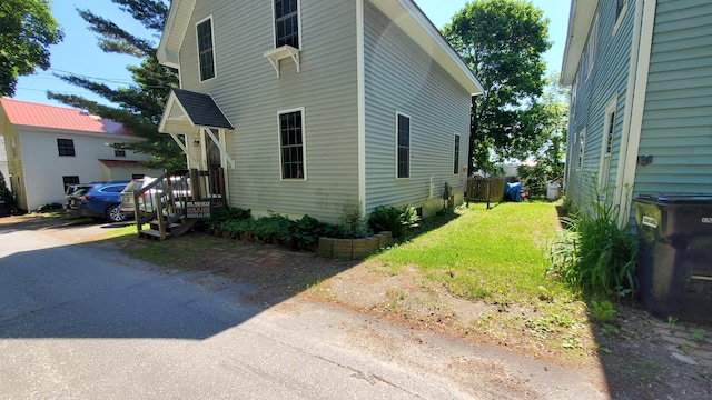 view of front facade with a front yard