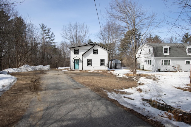 view of front of property featuring a gambrel roof and driveway