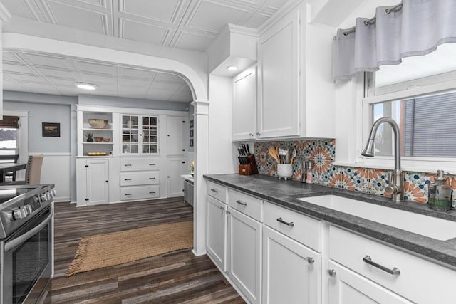 kitchen with decorative backsplash, stainless steel electric range oven, an ornate ceiling, and a sink