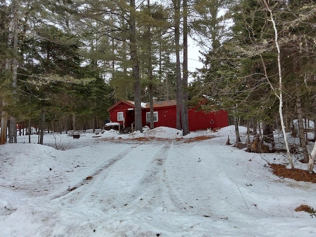 view of yard layered in snow