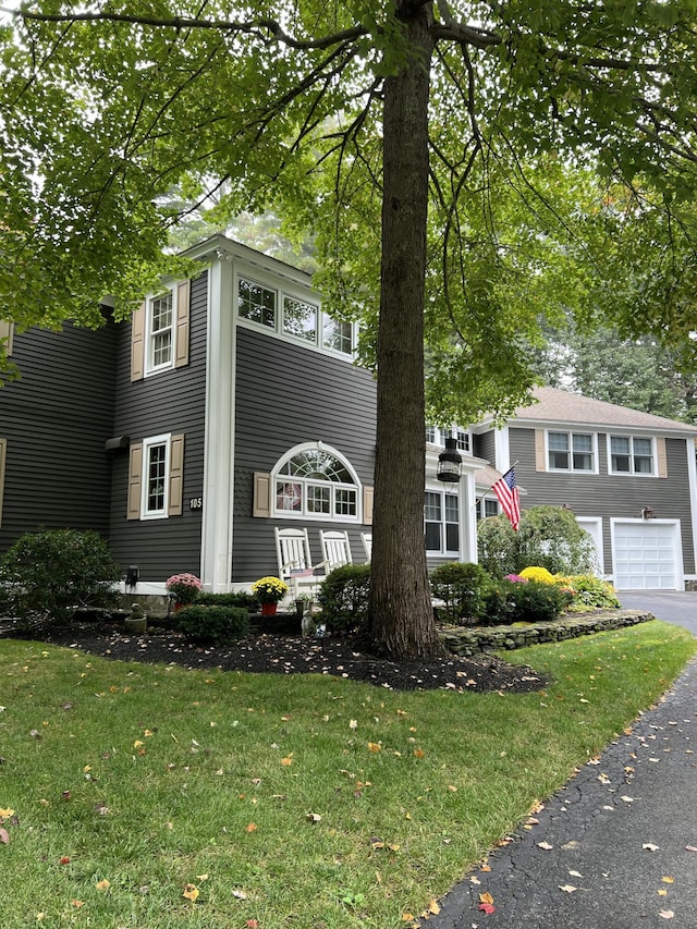 view of front of home with a front lawn