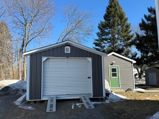 view of outdoor structure featuring an outbuilding