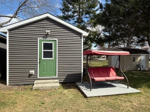 view of outdoor structure with an outbuilding
