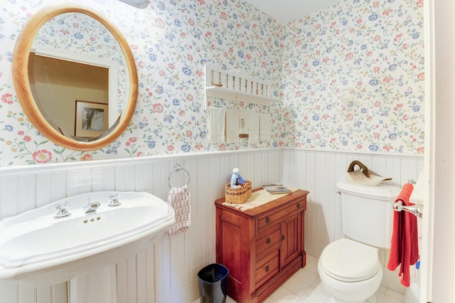 189 Mills Rd, Kennebunkport, ME 04046 - half bath with wainscoting, toilet, wallpapered walls, and a sink