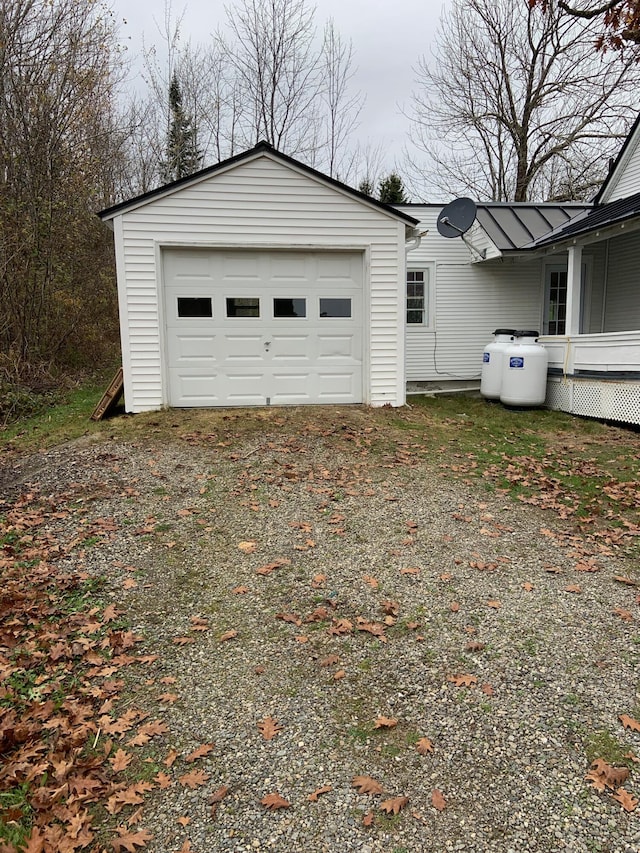 garage featuring gravel driveway