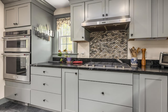 598 Walnut Hill Rd, North Yarmouth, ME 04097 - kitchen featuring stainless steel appliances, under cabinet range hood, dark countertops, and backsplash