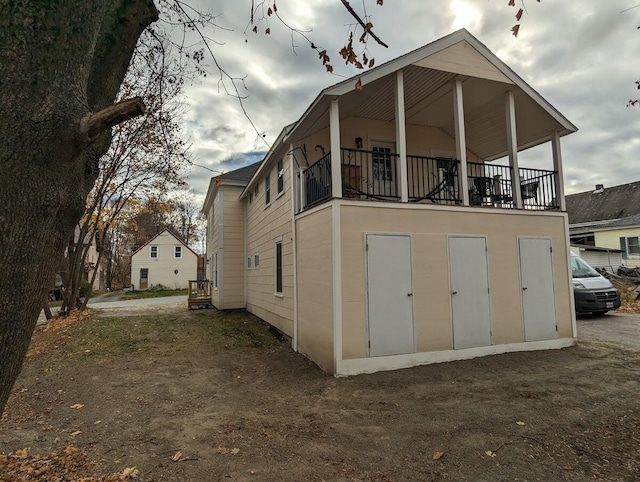 exterior space featuring a balcony