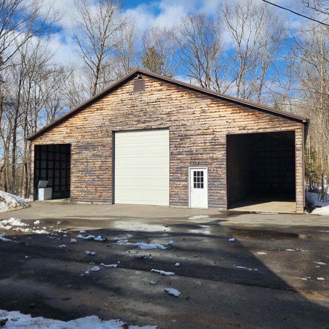 view of detached garage