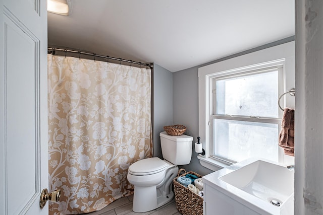 full bathroom featuring curtained shower and toilet